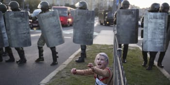 Policie v Minsku použila vodní děla a zatýká demonstranty