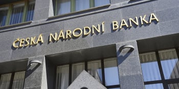 Česká národní banka sazby nezměnila. Časem může dojít na zásah proti koruně