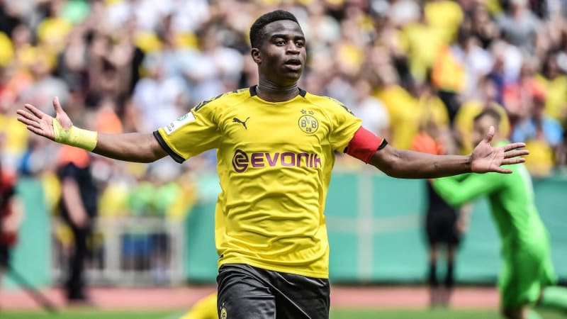 Čtrnáctiletý Yousoufa Moukoka jásá po svém prvním gólu v dresu týmu Borussie Dortmund při premiéře v juniorské lize.