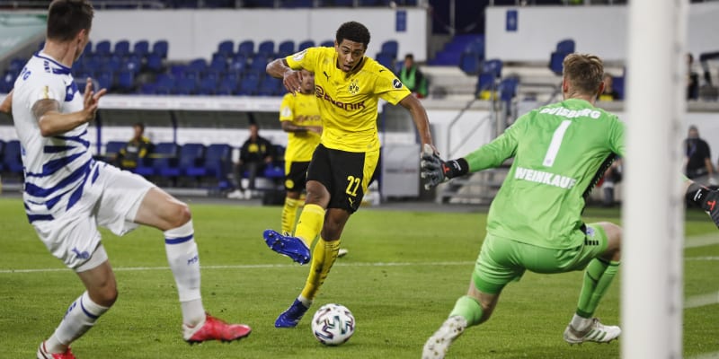 Dortmundský Jude Bellingham střílí svůj druhý gól v zápase Německého poháru proti MSV Duisburg v září 2020.