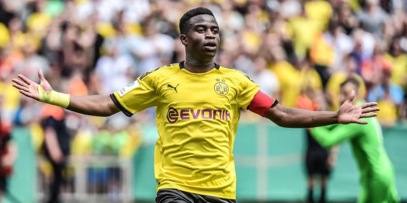 Čtrnáctiletý Yousoufa Moukoka jásá po svém prvním gólu v dresu týmu Borussie Dortmund při premiéře v juniorské lize.