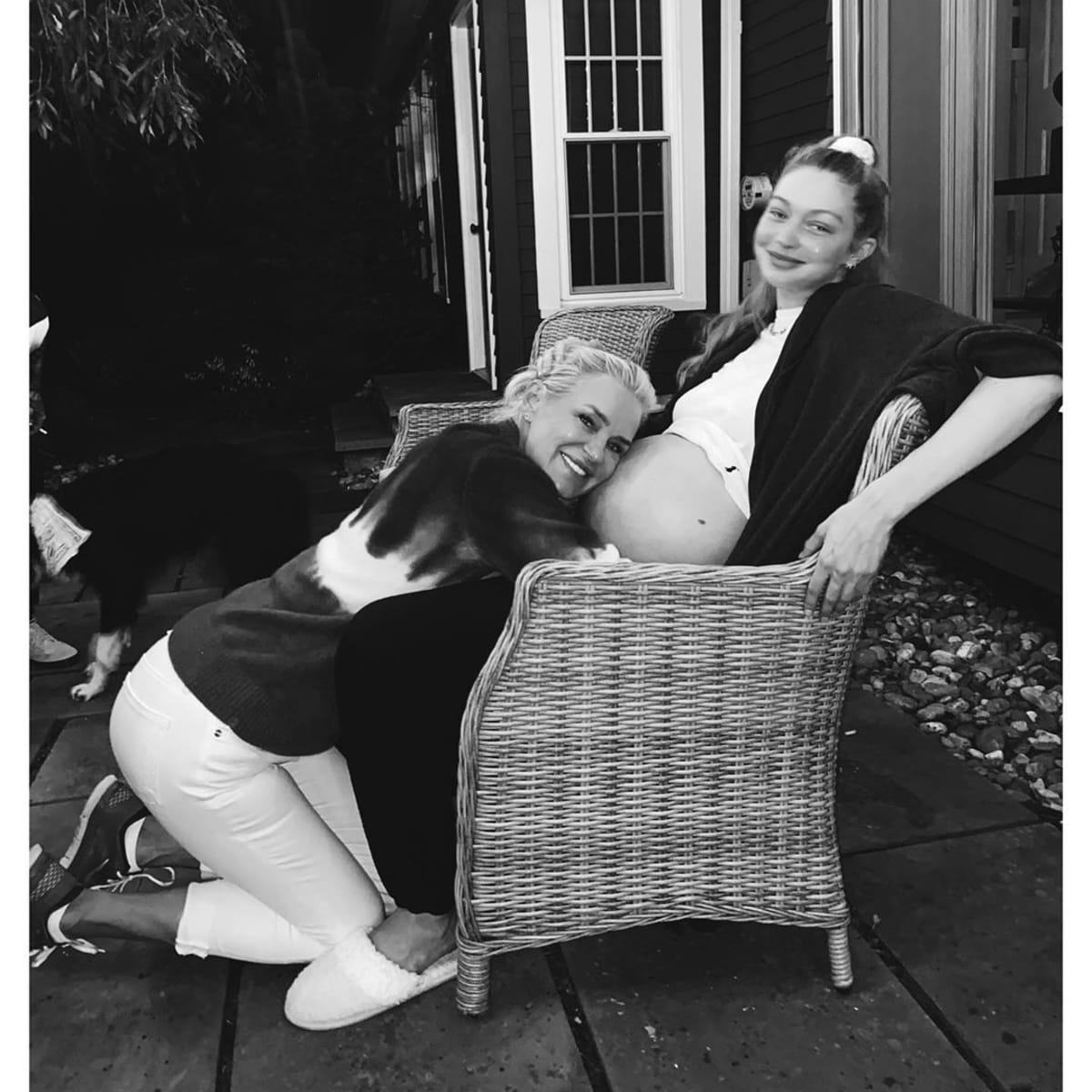 Také její maminka Yolanda se pochlubila, že ji Gigi brzy udělá babičkou. Fotografii pořizovala neméně slavná sestra Bella Hadid.