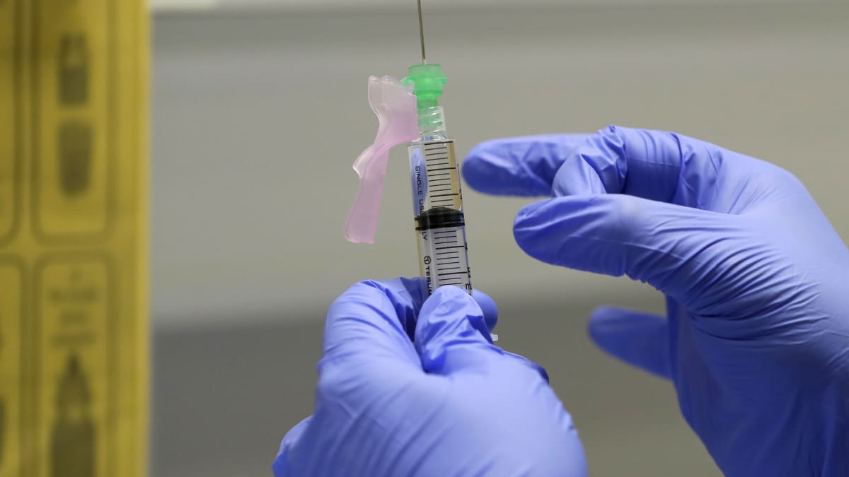 Vakcína proti COVID-19 se už v některých zemích testuje na lidech