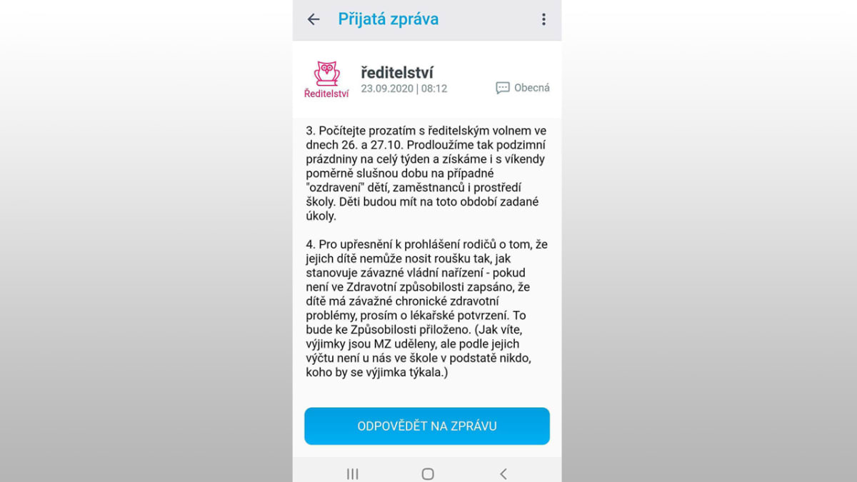 Screenshot obrazovky telefonu, konkrétně mobilní aplikace Bakaláři, kterou ředitelka pražské školy rozeslala pokyn rodičům.
