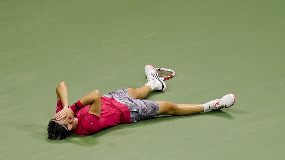 Hotovo! Rakouský tenista Dominic Thiem padl na kurt poté, co v pěti setech porazil Alexander Zvereva a vyhrál US Open v New Yorku.