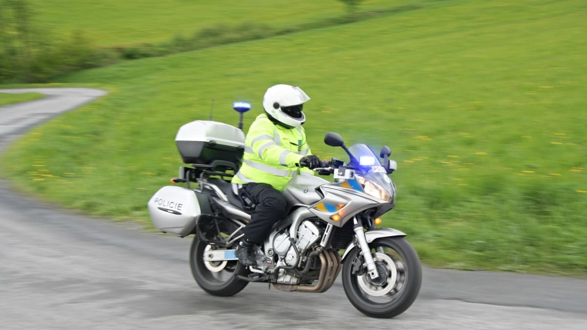 Policista na motorce