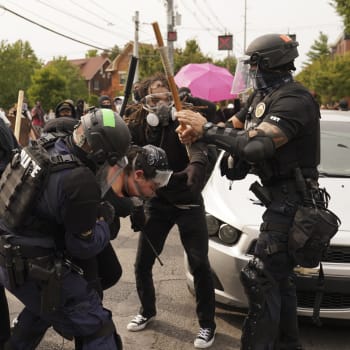 Po rozsudku se napříč USA rozpoutaly masivní protesty. Demonstranti byli zatýkáni.