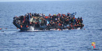 Desítky migrantů se utopily po havárii lodě ve Středozemním moři. Další zachránili rybáři