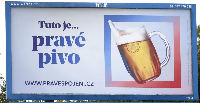 „Toto je pravé pivo“, objevilo se na některých billboardech v Plzeňském kraji. Na první pohled nelze vůbec poznat, zda jde o reklamu na Plzeňský prazdroj, či něco jiného. Při bližším zkoumání lze zjistit, že se jedná o předvolební kampaň ODS a TOP 09, kterou se strany rozhodly pojmout jako spojení pravice. Na dalším ze svých místních plakátů pak vkládají panorama Šumavy se sloganem „Toto je pravá Šumava“.