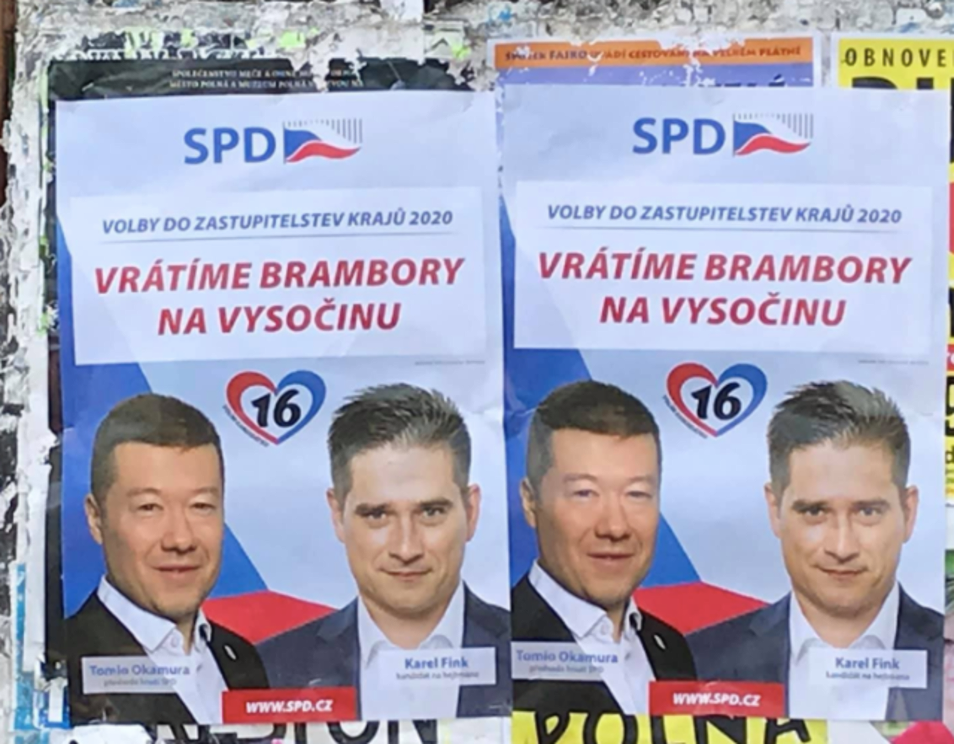 „Vrátíme brambory na Vysočinu,“ láká potenciální voliče Tomio Okamura se svým hnutím SPD v Kraji Vysočina. Plakát ovšem působí, že těmi bramborami je právě on a jeho stranický kolega, se kterým je předseda hnutí na plakátě zvěčněn.