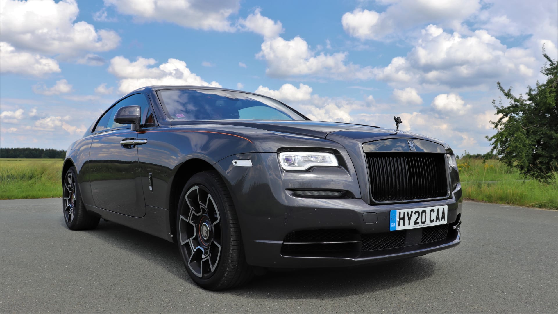 Rolls-Royce Wraith je na českých silnicích opravdovou raritou a nepotkáte jej každý den. Stojí totiž kolem 8 milionů korun.