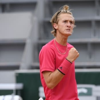 Tenista Sebastian Korda, syn slavného Petra Kordy, postoupil na Roland Garros do hlavní soutěže.