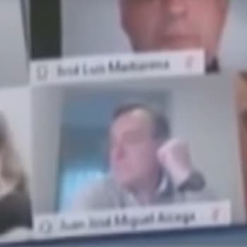 Poslanec argentinského parlamentu líbal při videokonferenci prsa své ženy.