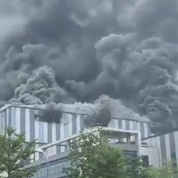 Požár v budově firmy Huawei v Číně (zdroj: Twitter)