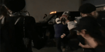 Demonstrantku z BLM srazil automobil, dav se na něj vrhl