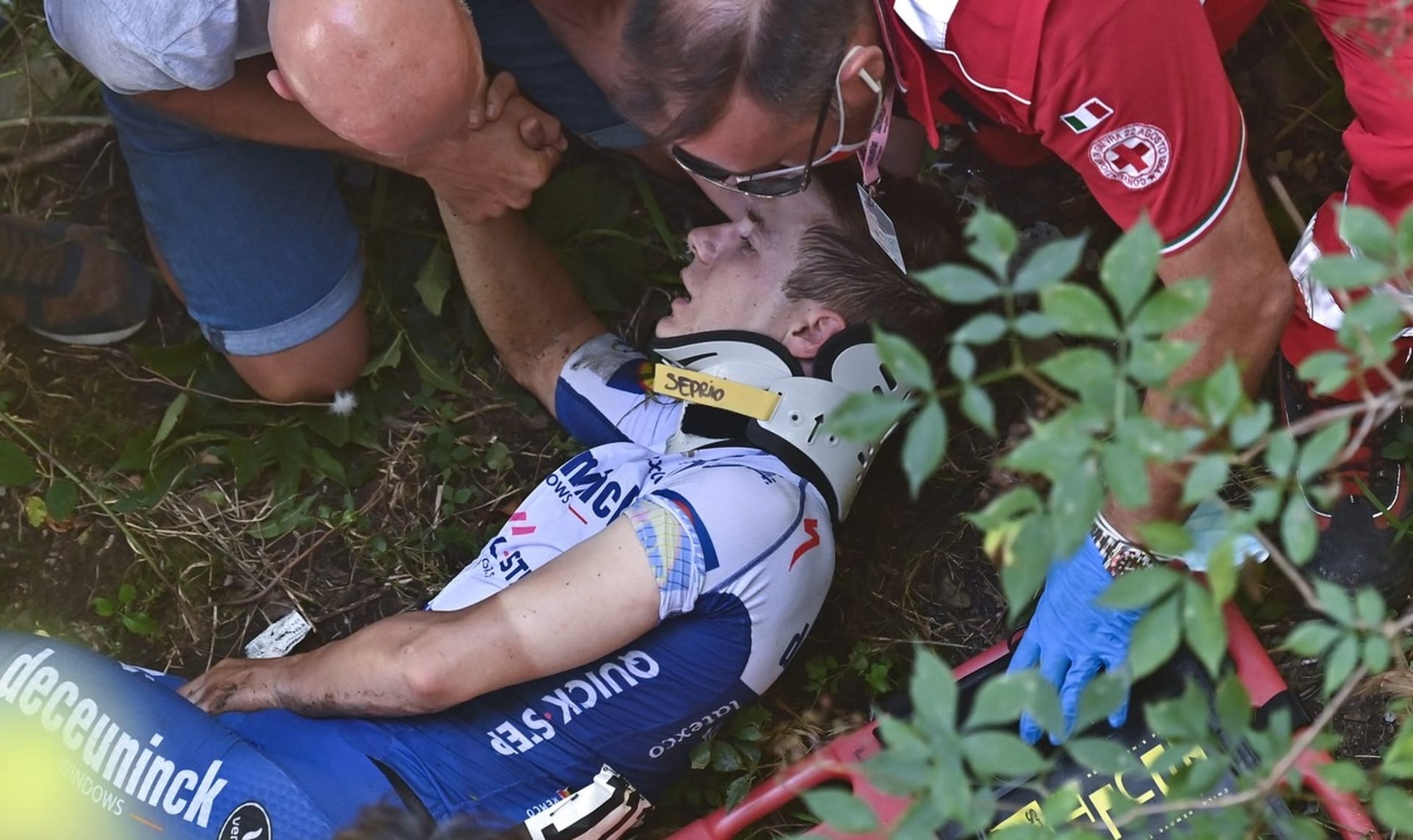 Cyklista Remco Evenepoel krátce po vážném pádu na závodě Kolem Lombardie