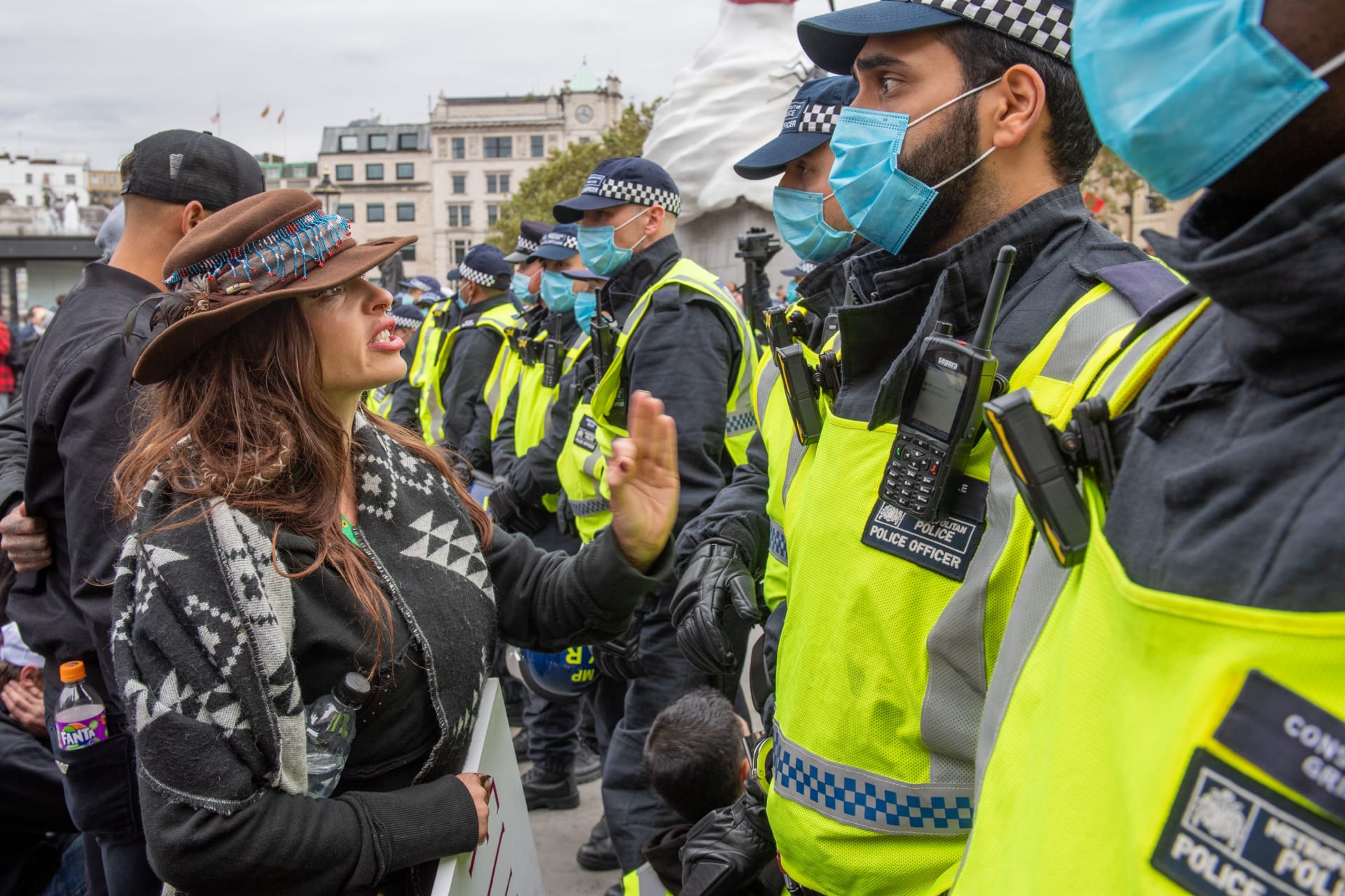 Sobotní demonstrace proti vládním nařízením se v Londýně zúčastnily tisíce lidí. 