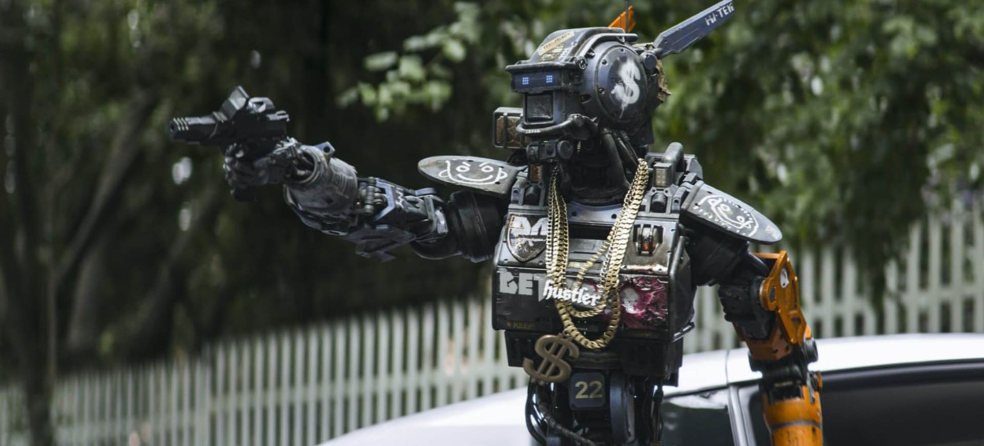 Hrdinou filmu Chappie je stejnojmenný robot, který je odcizen z mechanických policejních sborů a přeprogramován. Díky tomu získá schopnost samostatně přemýšlet a mít city.