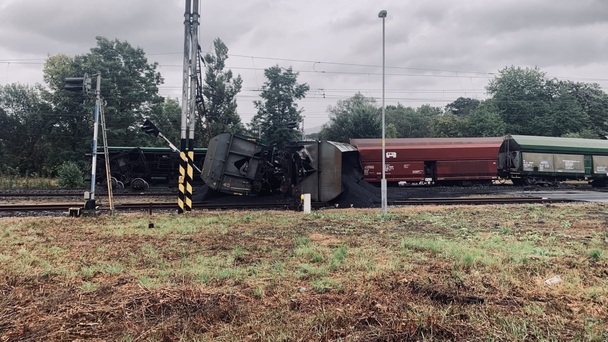 V Nelahozevsi vykolejily dva vozy nákladního vlaku. (Ilustrační foto)