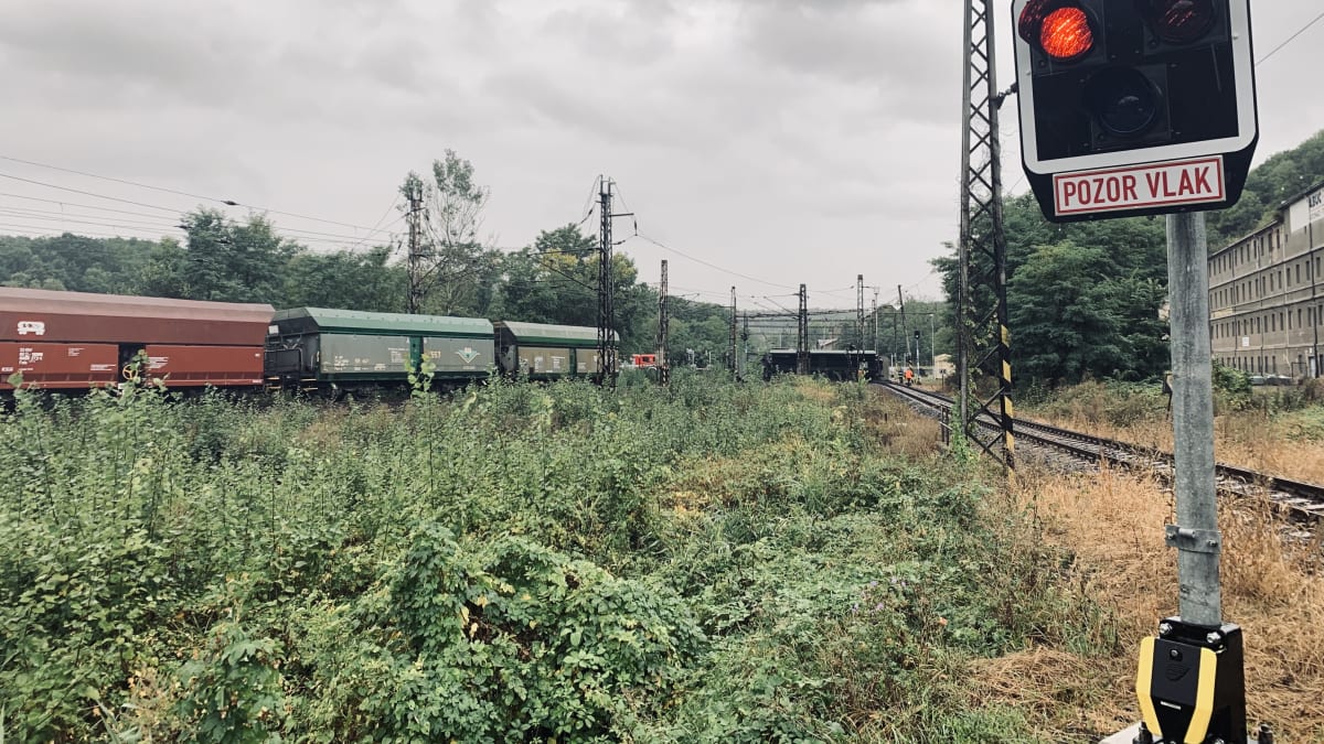 Vlak na Mladoboleslavsku srazil ženu, na místě zemřela. (Ilustrační foto)