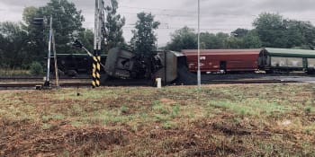 Nehoda nákladního vlaku na Teplicku. Vykolejily čtyři vagóny