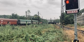 Tragédie na Mladoboleslavsku: Vlak srazil ženu, která venčila psa. Na místě zemřela