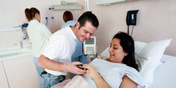 Komplikace pro otce u porodu. Nemocnice stanovily přísná opatření