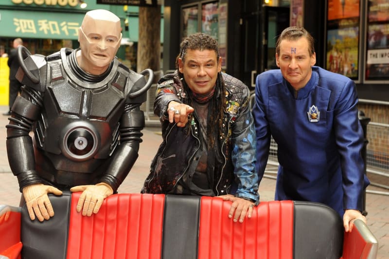 V kultovním komediálním seriálu Červený trpaslík rovněž vystupuje robot. Jmenuje se Kryton (vlevo) a je trochu zmatený.