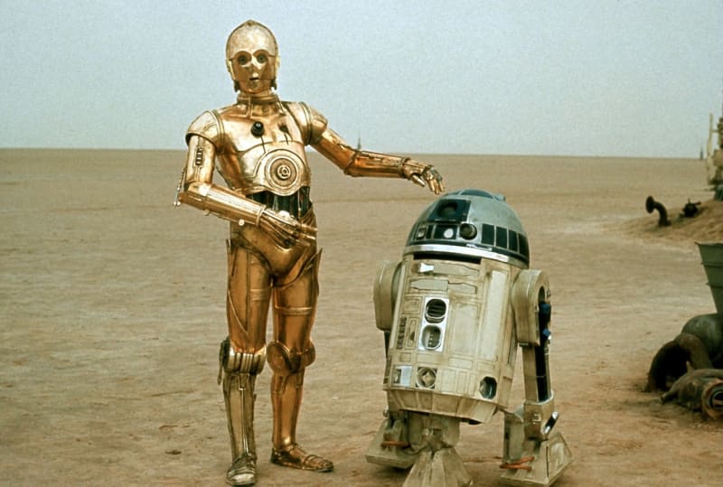 Dvojice komicky působících robotů z filmové série Star Wars, C3PO (vlevo) a R2D2.