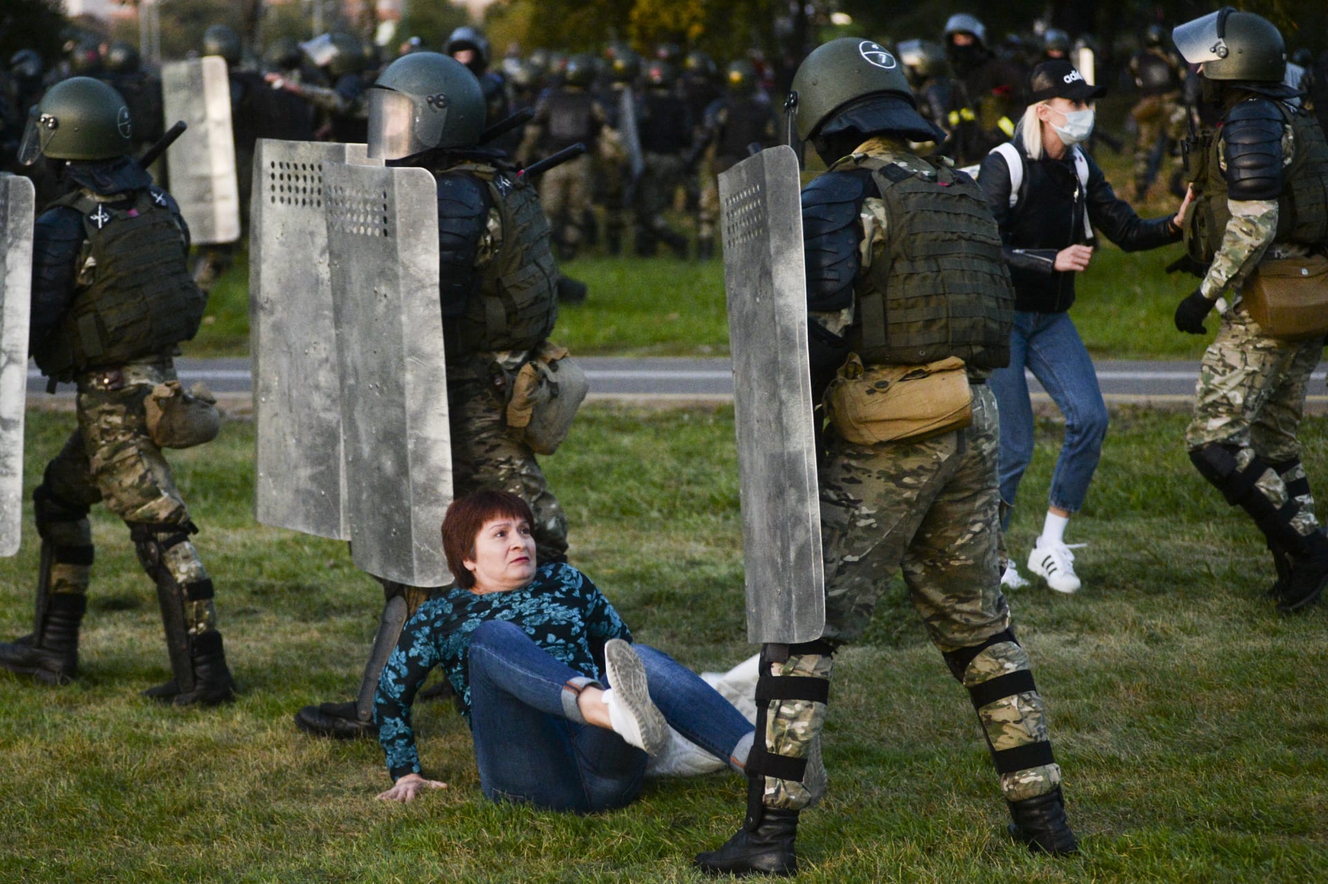 V běloruských městech probíhají provládní demonstrace už padesátý den.