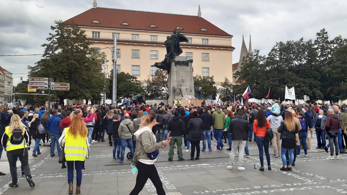 Několik stovek odpůrců vládních opatření proti šíření koronaviru se sešlo v neděli na pražském Palackého náměstí.