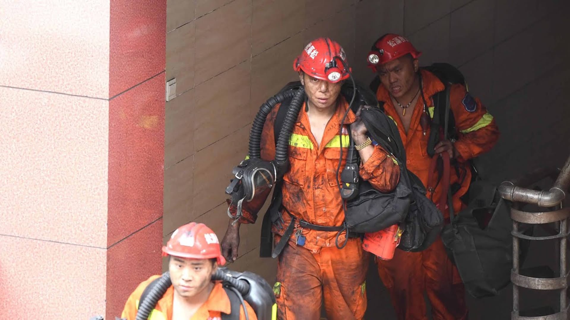 Při nehodě v čínském městě Chongqing zemřelo 16 horníků na otravu oxidem uhelnatým.