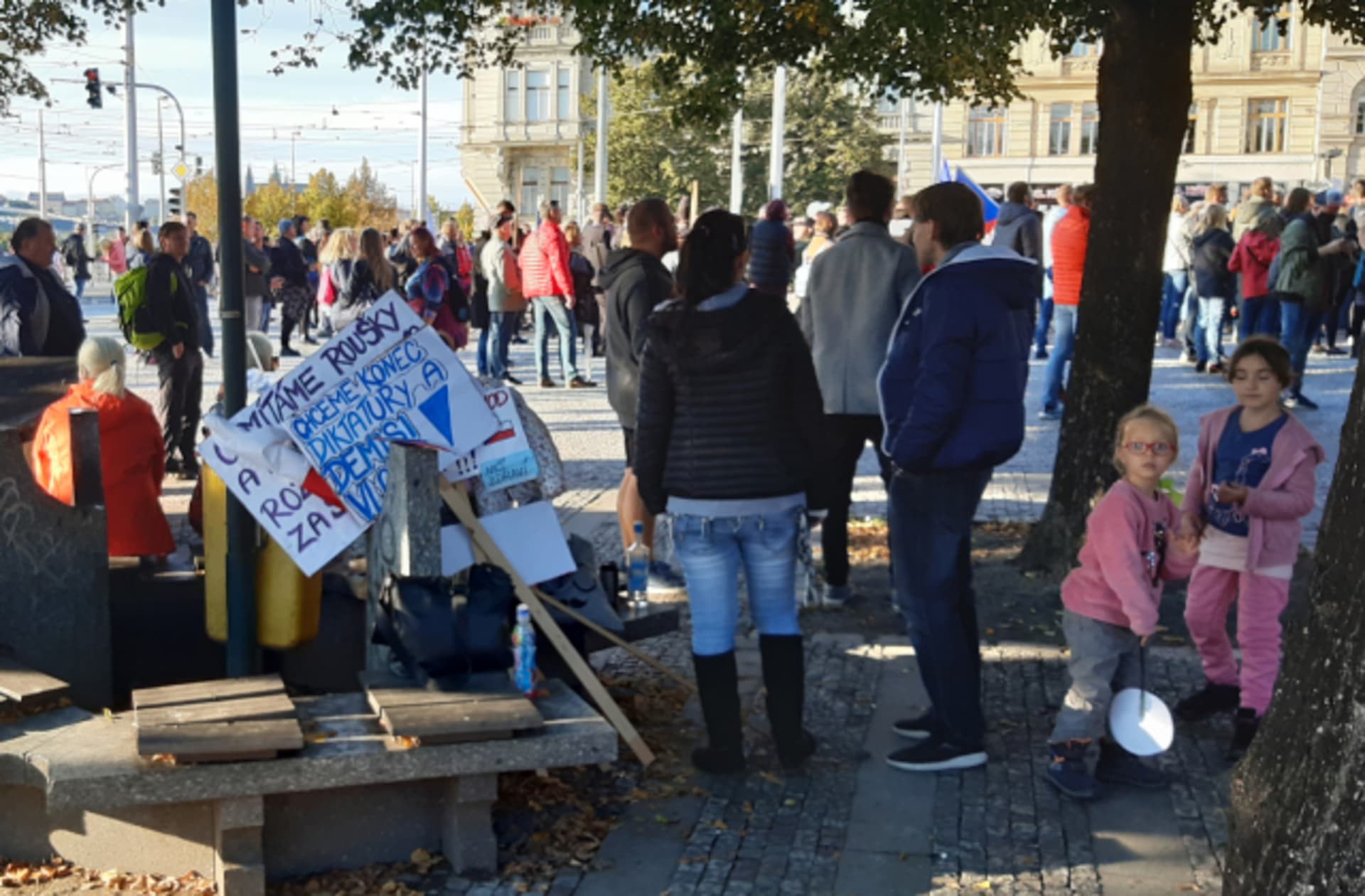 V neděli se v Praze konala demonstrace proti vládním nařízením.