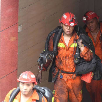 Při nehodě v čínském městě Chongqing zemřelo 16 horníků na otravu oxidem uhelnatým.