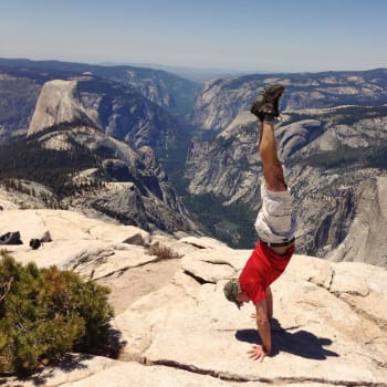 Richard Kreibich si před osmdesátkou troufne i na stojky nad Yosemitským národním parkem.
