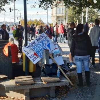 V neděli se v Praze konala demonstrace proti vládním nařízením.