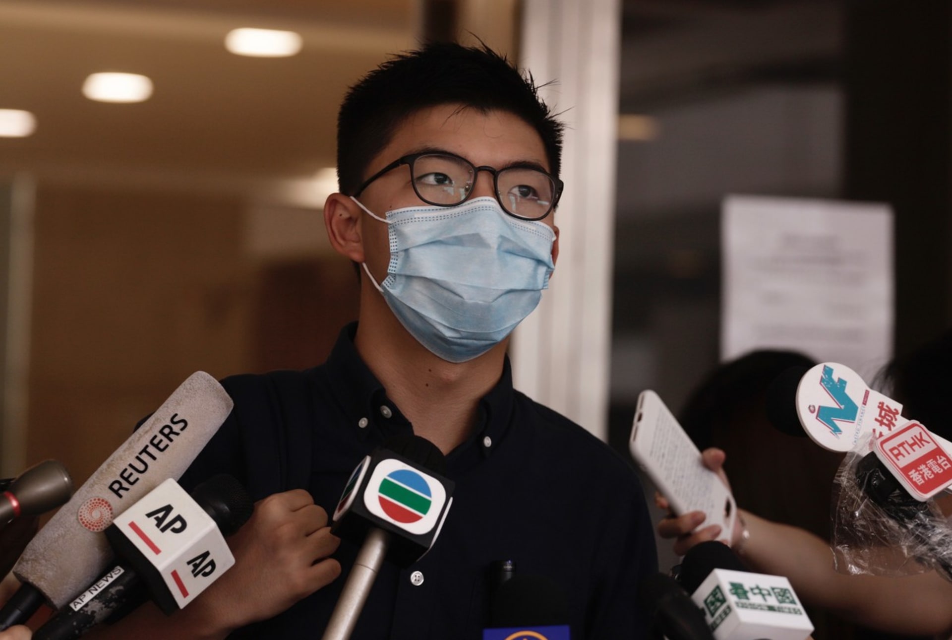 Joshua Wong ve středu stane před soudem, hrozí mu až šest let vězení. 