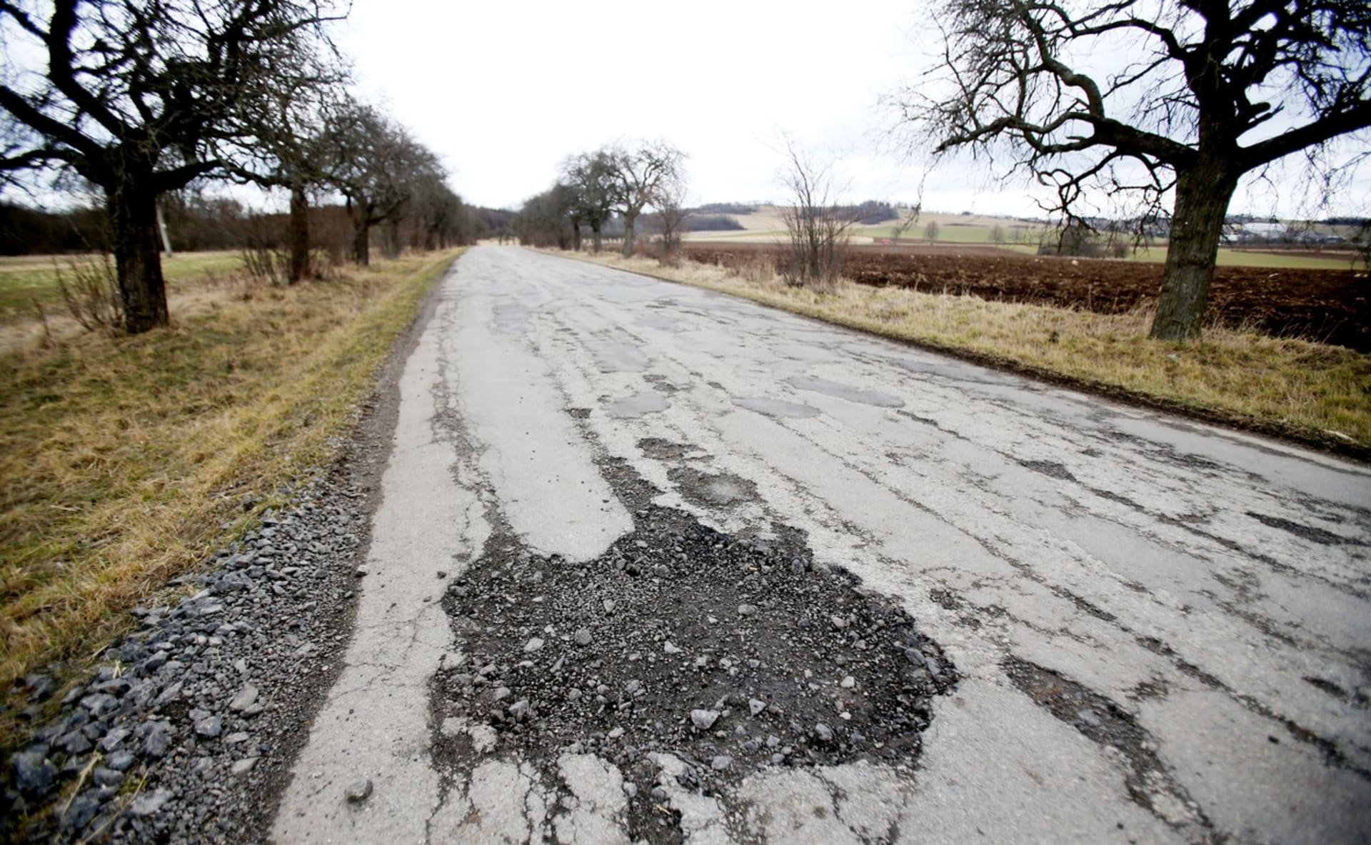 Rozbité silnice trápí spousty Čechů.