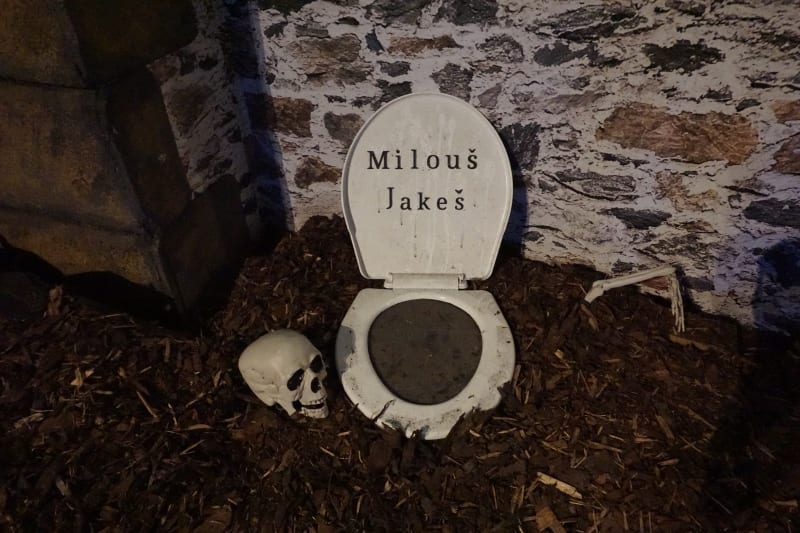 Další „hrob“ náleží komunistovi Milouši Jakešovi. Ten se ovšem musel obejít bez náhrobního kamene a musel vzít zavděk záchodovým prkýnkem.