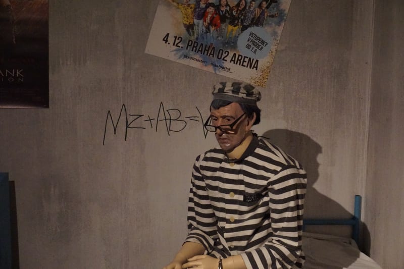 Jednou z nejoblíbenějších atrakcí výstavy je pohled do cely, v níž ve vězeňském mundůru a v poutech sedí Andrej Babiš. Jeho hlava se na návštěvníky otáčí a vypráví, kterak například nebyl členem StB či že „nikdy neodstoupí“. 
