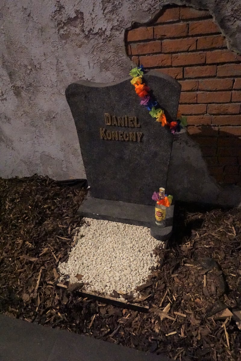 Po zhlédnutí soch a Zemanovy zdi následuje procházka hřbitovem. Zde svůj hrob má několik zesnulých osobností. Jednou z nich je i zpěvák Dan Nekonečný. Jeho hrob je uveden pod jeho pravým jménem, tedy Daniel Konečný, a navíc je ověnčen doplňky, které pro něj a jeho vystoupení byly typické.