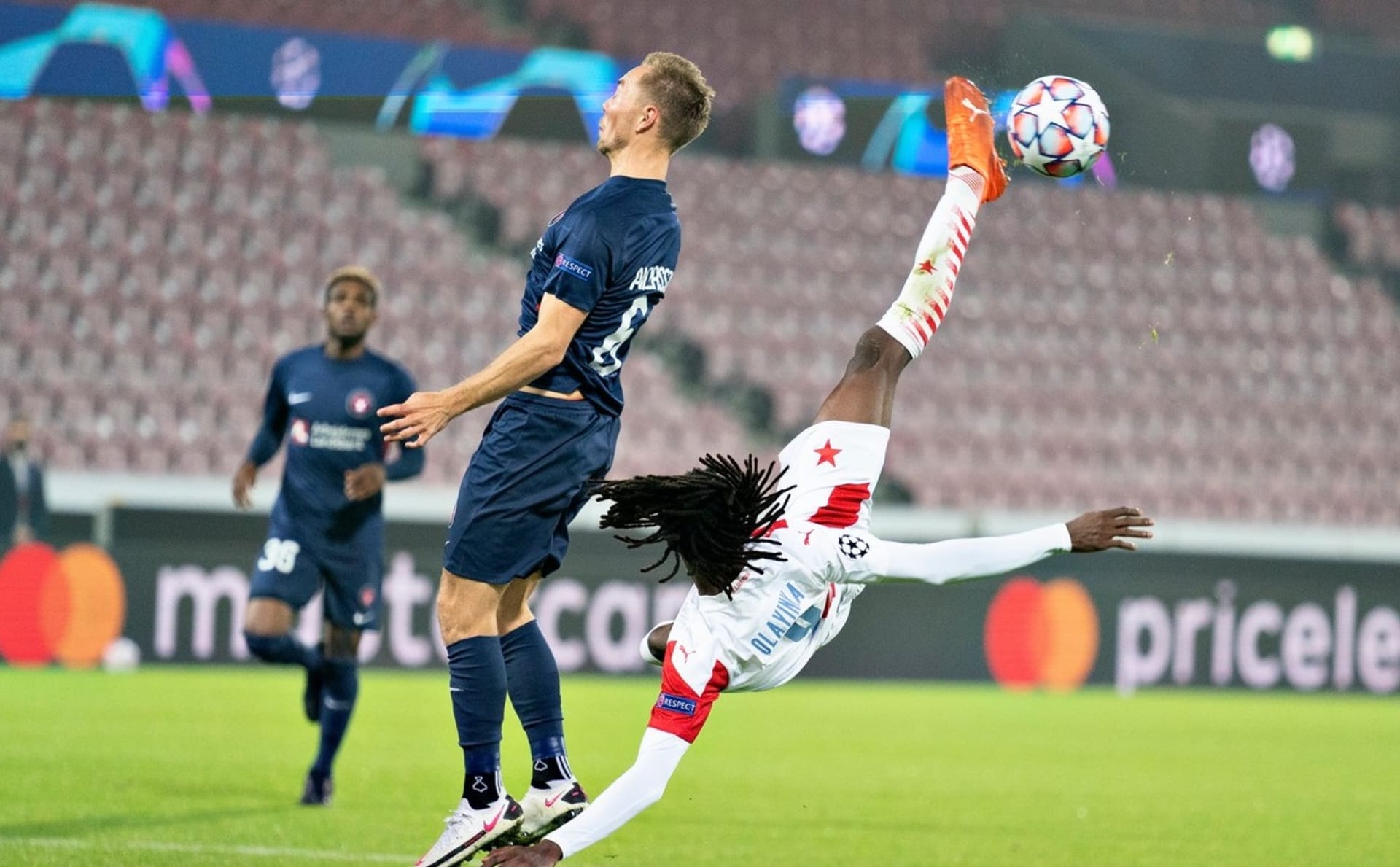 Slavia přišla nešťastně o Ligu mistrů. Zápas s Midtjyllandem rozhodla přísně opakovaná penalta.