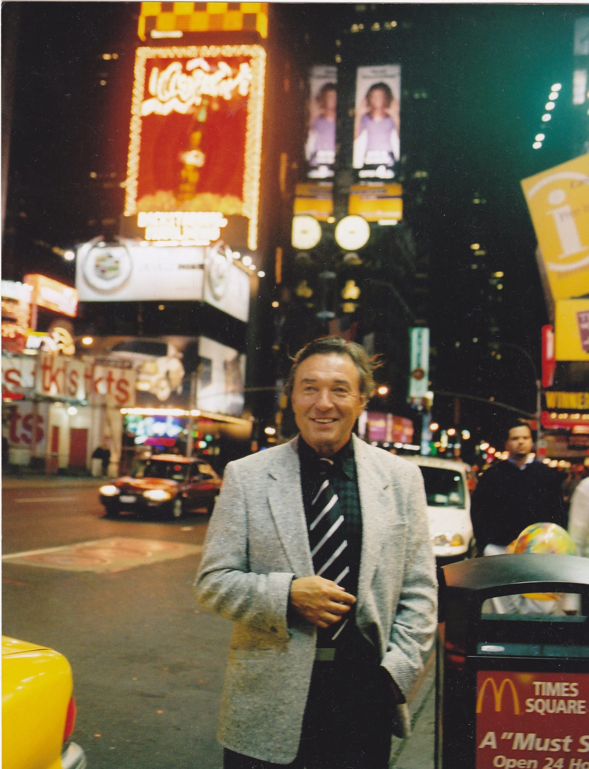 Karel Gott na newyorské Broadwayi v roce 2000. Fotografii pořídila Ingrid Kernbach, jedna z jeho nejvěrnějších fanynek. 