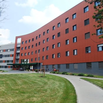 Koronavirem nakažené vážné případy ze Zlínského kraje směřují do nemocnice v Uherském Hradišti, kde už teď chybí téměř 90 zdravotníků.
