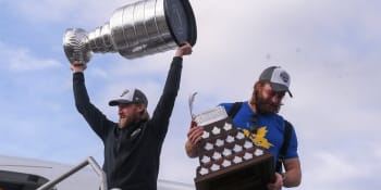 Šampioni NHL se po dvou měsících vrátili k rodinám. Stanley Cup posloužil i jako židlička