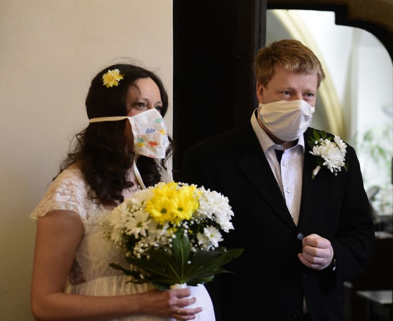 Dokonce i svatebčané museli nosit roušky.