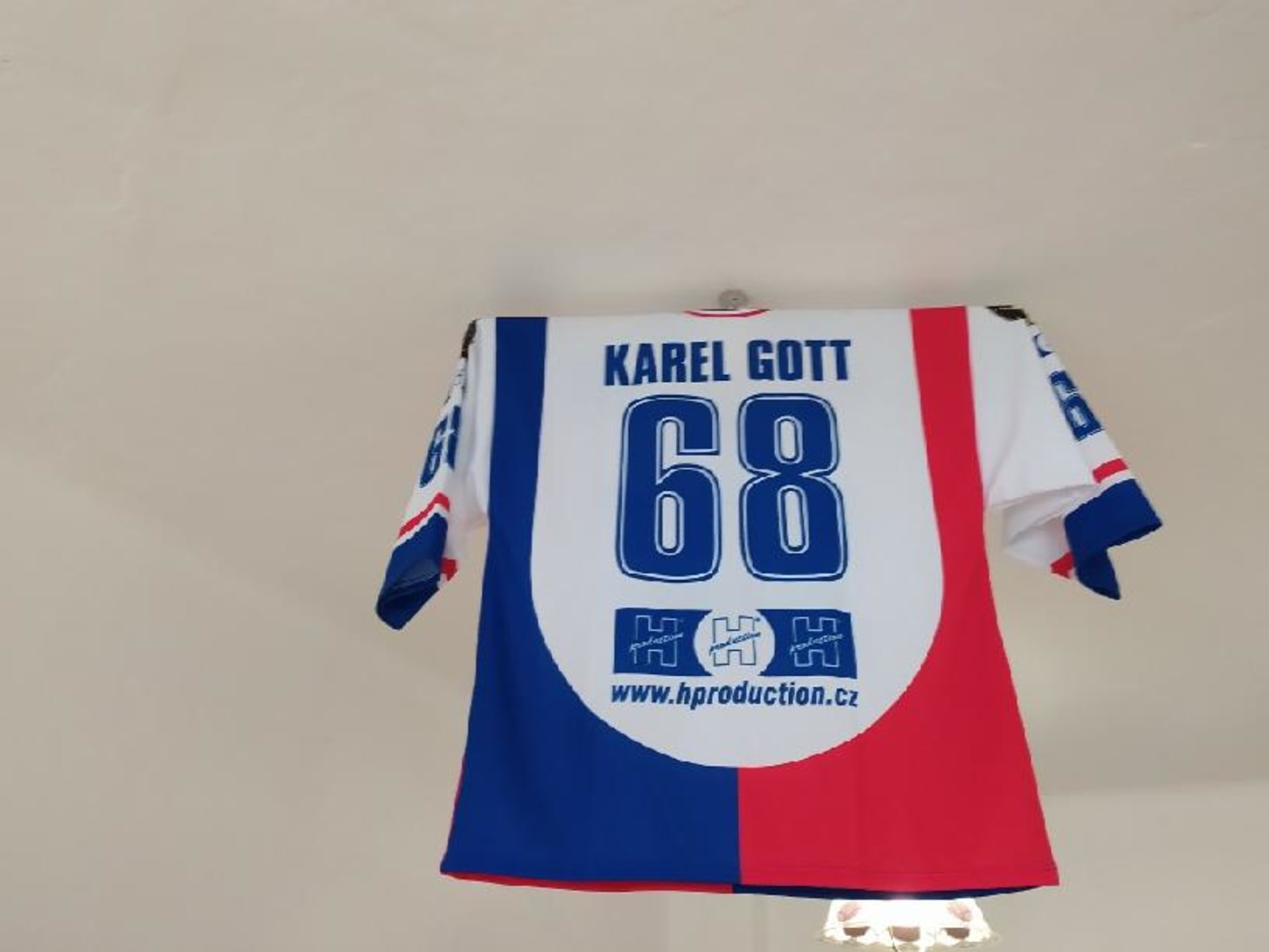U stropu visí dres, který Mistrovi věnoval hokejista Jaromír Jágr. 
