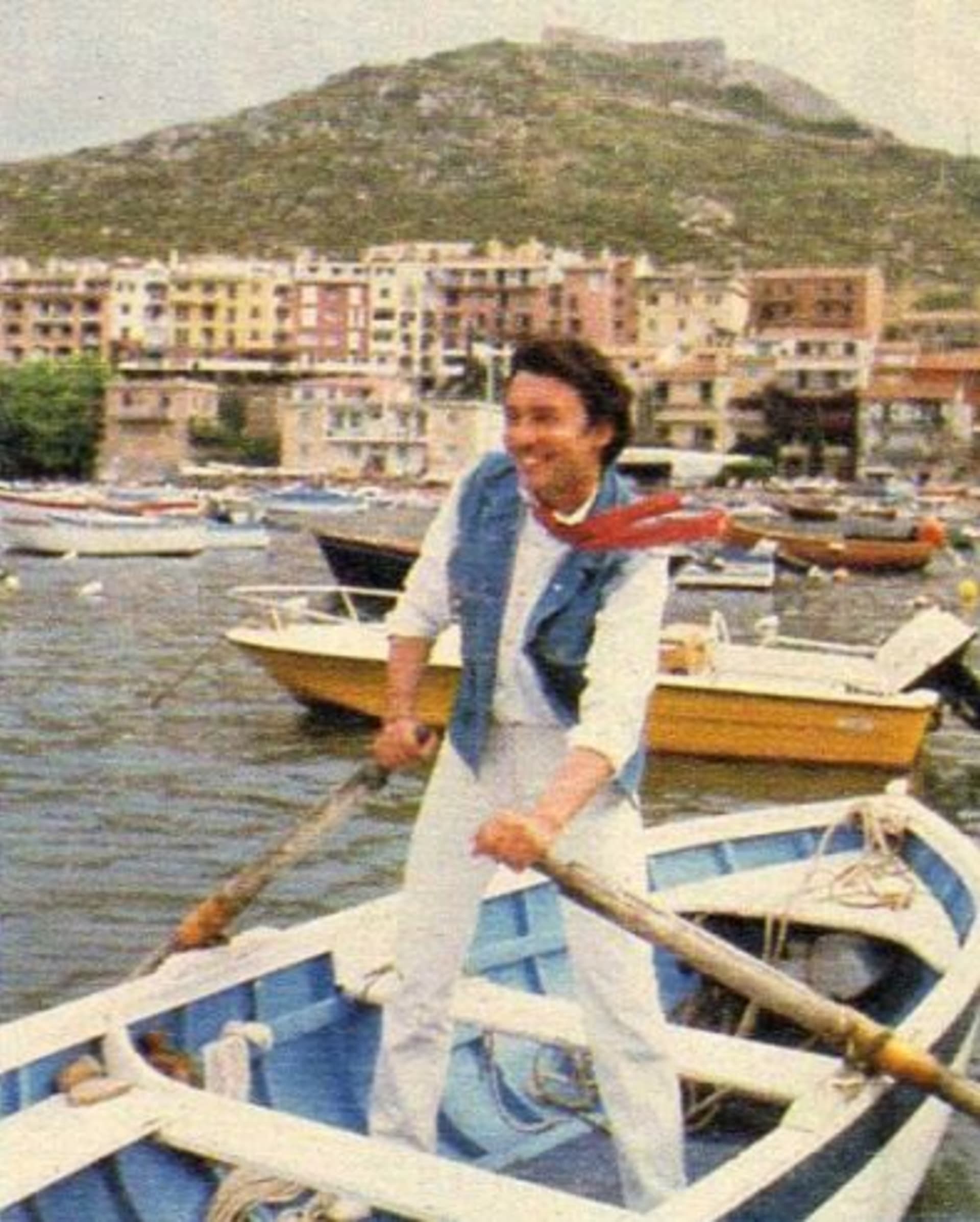 Karel Gott na loďce při natáčení TV show Scusi, wo liegt bel canto? V Itálii roku 1981.