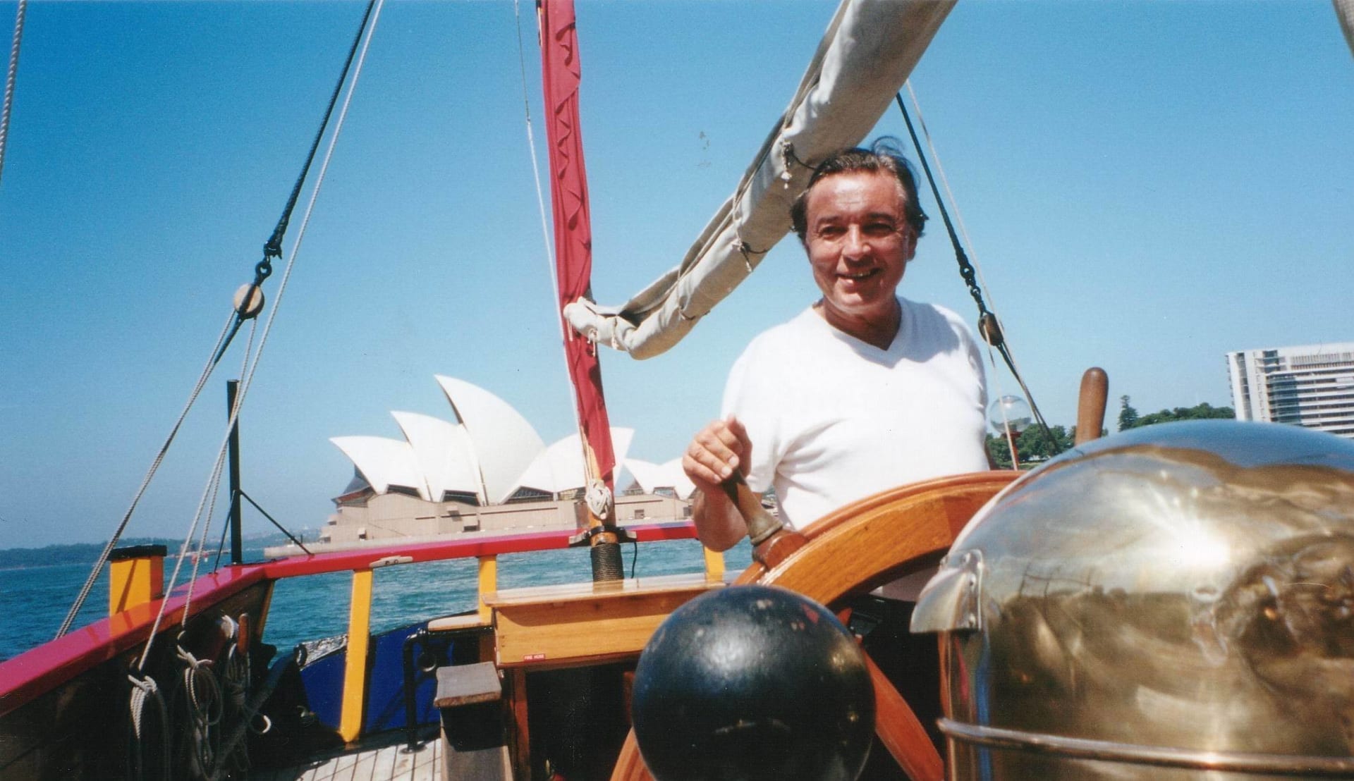 Karel Gott jako kapitán na lodi v Sydney.