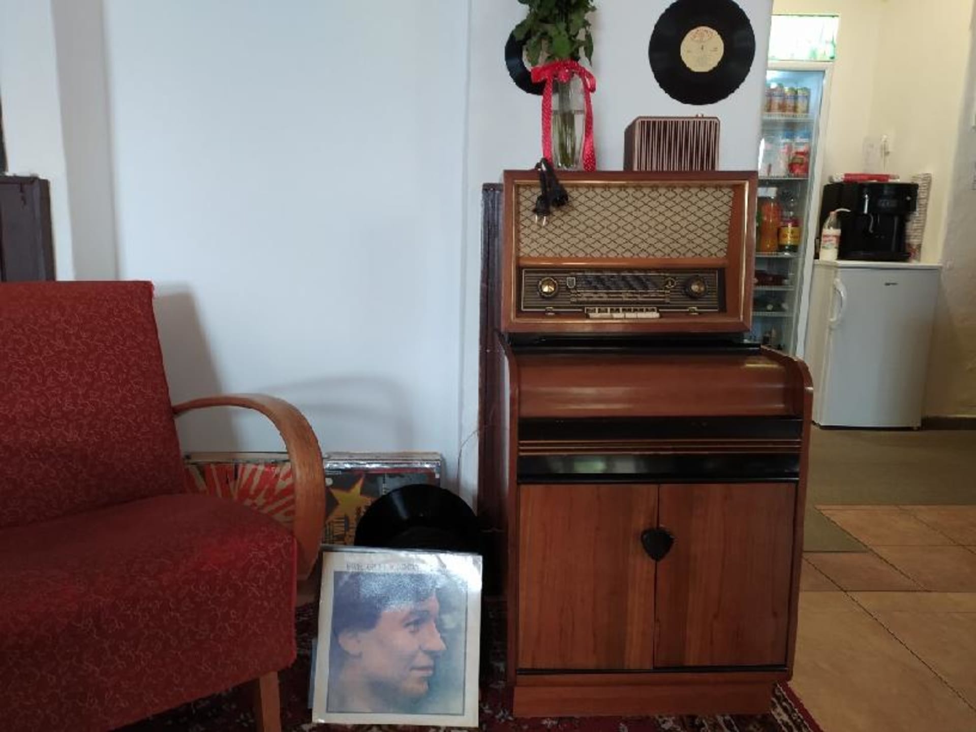 Gramofon s LP deskami Karla Gotta. 